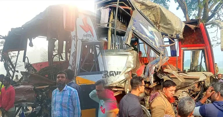 পাবনায় দুই বাসের সংঘর্ষে নিহতের সংখ্যা বেড়ে দাঁড়ালো ৪ জনে
